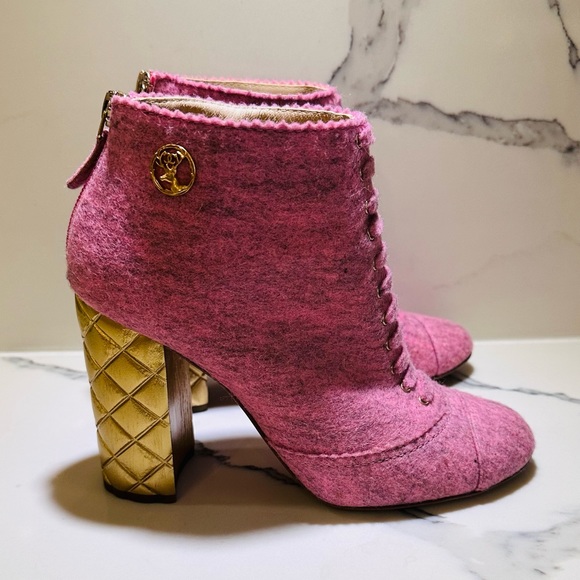 CHANEL PINK CHINE FELT AND GOLD QUILTED HEEL ANKLE BOOTS - Picture 6 of 12